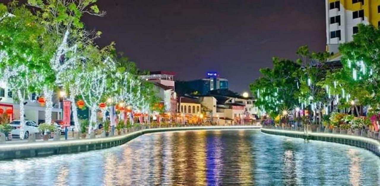 906 Riverside Hotel Malacca Exterior photo